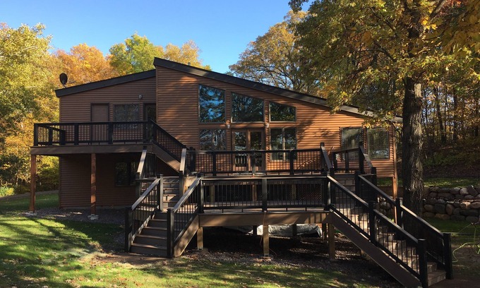 Lindstrom House | Spacious Secluded Lakehouse