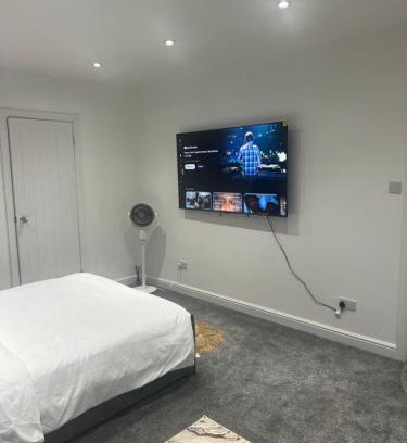 Custom House House | Spacious self-contained studio