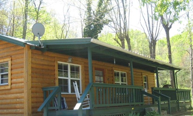 Franklin Cabin | Spacious Semi-Private Cypress Siding Cabin off Tenn River on small mountain!