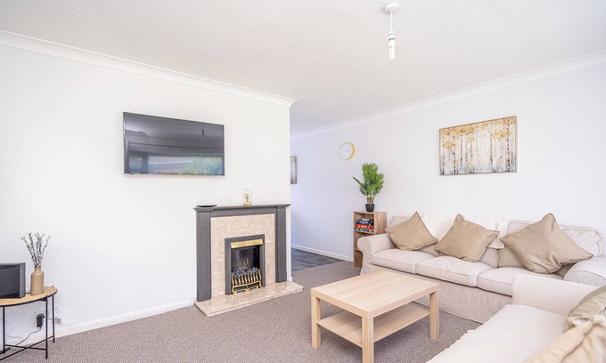 Wolverhampton House | Spacious - Sleeps 7 - Pantry & Fridge Essentials - Contractors - Leisure