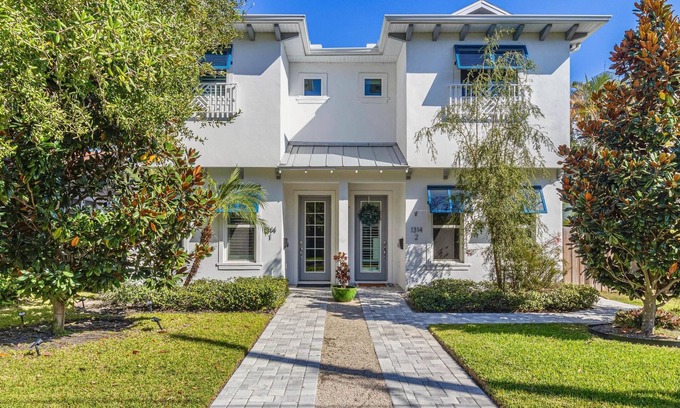 Historic Hyde Park North House | Spacious SoHo Sanctuary - 4 bedroom TH near Bayshore, Berns & the Epicurian