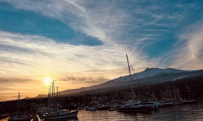 Riposto Apartment | Spacious stay 5 mins from the sea, between Etna & Taormina, free Wi-Fi & parking