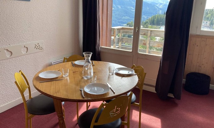 Orcieres-Merlette Apartment | Spacious Studio for 4, South-Facing, 20m from Slopes, Close to Shops and Sports Center