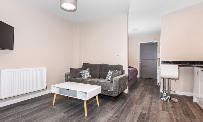 Runnymede Apartment | Spacious Studio Apartment Close To Heathrow