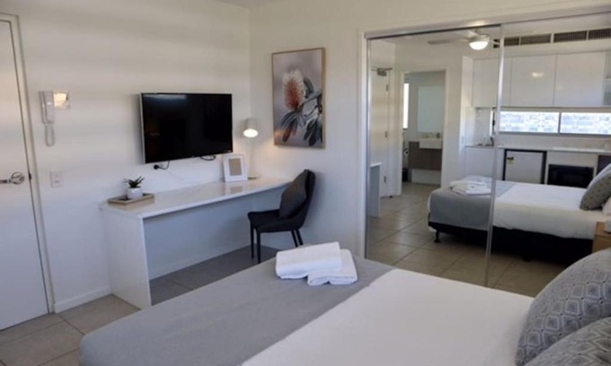 Birtinya Apartment | Spacious Studio Apt opp Hospital