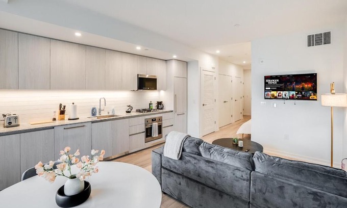Los Angeles Apartment | Spacious Studio - Hollywood Pool, Parking, Sauna