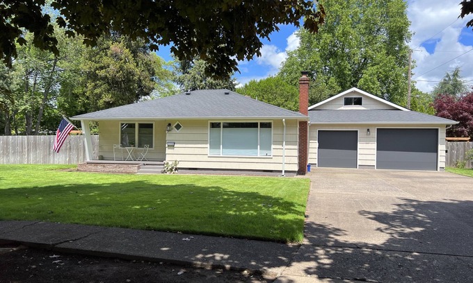 Harlow House | Spacious, Stylish, Quiet, Two Bedroom - Autzen/Oakway/Kid-Friendly