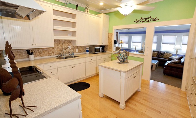 Savannah Beach Cottage | Spacious Suite w/Full Kitchen, WiFi, & Veranda - Near Dining & Shops