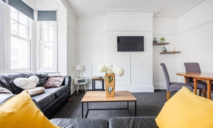 Southend-on-Sea Apartment | Spacious & Sunny 2BR City Centre Nr High St by Everhome Ltd