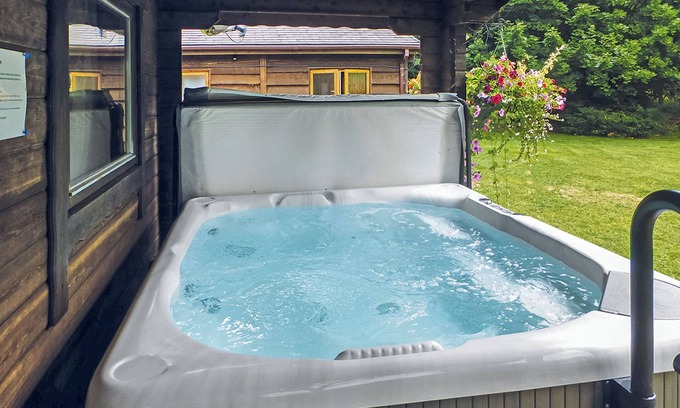 Cullompton Ski Chalet | Spacious timber lodge with one double and one single in one room.