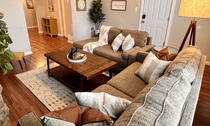 Tower Grove East Apartment | Spacious Tower Grove South 2 Bedroom - Pet Friendly - 4 Miles to SLU/Barnes