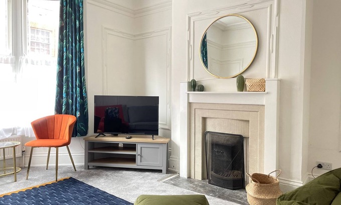 Leicester City Centre House | Spacious Victorian for 10 across Royal Infirmary