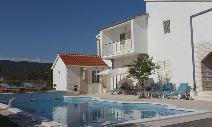 Neoric Apartment | Spacious Villa in Neoric with Pool