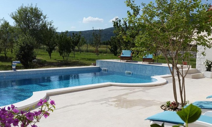 Neoric Villa | Spacious Villa in Neoric with Pool