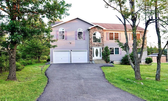 Long Pond House | Spacious villa in the heart of Pocono w Game room near casino,Kalahari,Ski,pools
