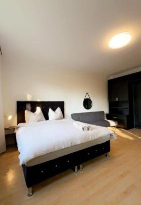 Floridsdorf Apartment | Spacious Villa with Garden near Danube For 16 Guests