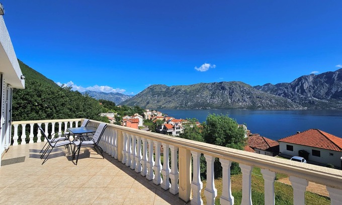 Prcanj Villa | Spacious villa with lovely views over the Bay Of Kotor