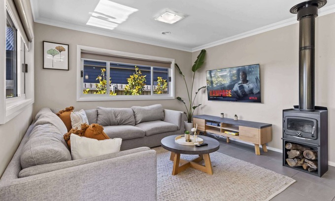 Daylesford House | Spacious w/King Bed & Games Rooms, Walk to Cafe's and Shops