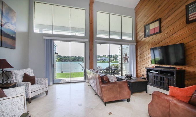 April Sound Condo | Spacious Waterfront Condo on Lake Conroe