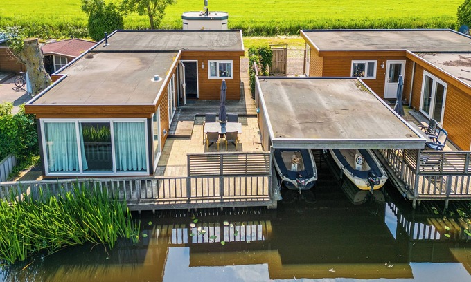 Kuinre Ski Chalet | Spacious waterfront chalet including a sloop