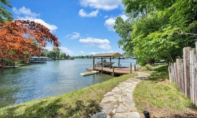 Moneta House | Spacious Waterfront House for the Perfect Getaway
