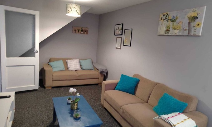 Southall Green House | Spacious x4 bed * free wifi* *driveway*garden*