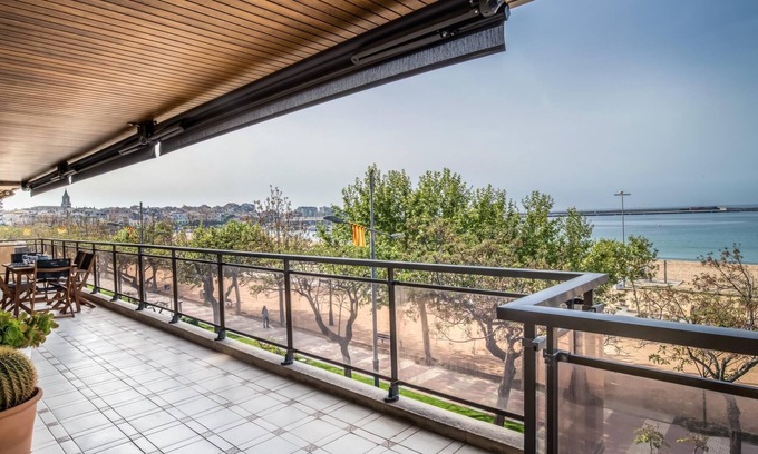 Palamos Apartment | Spaciousness and Comfort: Elegant Seafront Apartment with Terrace in Palamós 🌊✨