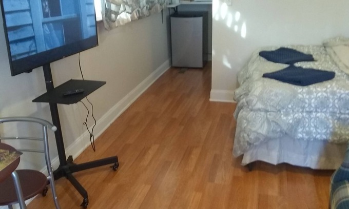 Progress House | Sparkling Clean Studio for Single With Private Bath and Private Parking