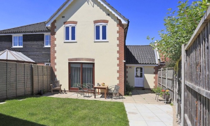 Wangford Cottage | Sparrows - a cottage that sleeps 5 guests in 3 bedrooms