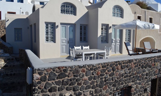 Imerovigli Villa | Spatious 2 Bedroom Villa On the Caldera in Imerovigli