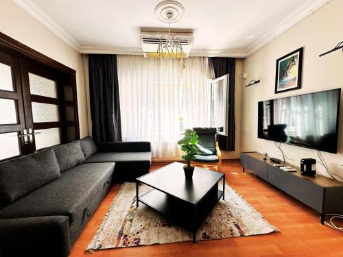 Gumussuyu Mahallesi Apartment | Spatious Modern Apartment 4BR, 4ACs, 3 min walk from Taksim