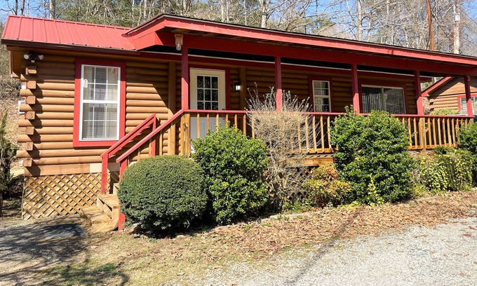 Cherokee Cabin | SPECIAL *January 20% off* 10 minute drive to Cherokee