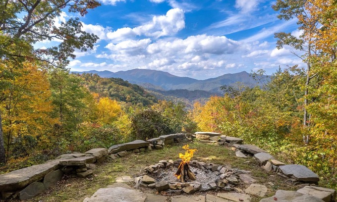 Bryson City Ski Chalet | SPECIAL *Sept. 13th- Oct. 4th 20% off* Mountain Views, Fireplace, Hot Tub