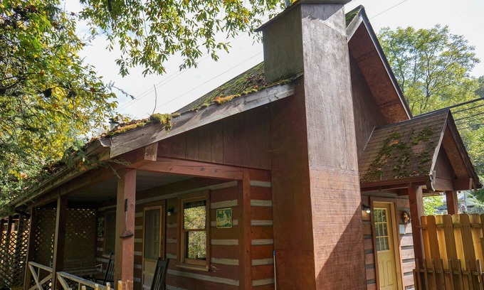 Cherokee Cabin | SPECIAL *Sept. 13th- Oct. 4th 20% off* Ol'Smoky Log Cabin on the River Unit 1
