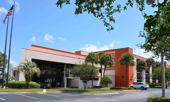 Florida Center Hotel | Special Summer Rates! Comfy Unit, Pool, Breakfast, Shuttle, Parking