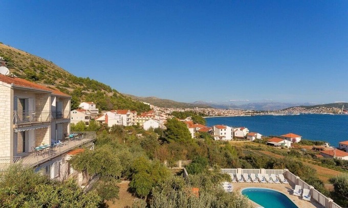 Seget Donji Apartment | Specious property 2200m2, 250m next to the beach with a heated swimmingpool