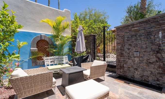Nopolo House | Spectacular 2 Bedroom & 2 Bathrooms Located steps from Lap Pool with Great Patio