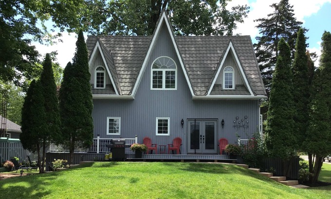 Turkey Point House | Spectacular 4-season home, seconds from the beach. (Pet friendly!).