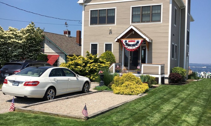 Portsmouth House | Spectacular beach front house at the end of Common Fence Point in Portsmouth, RI