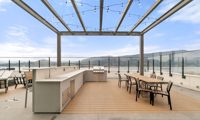 Kelowna Central Business District Condo | Spectacular Lake View w/Rooftop Access in Downtown Kelowna!