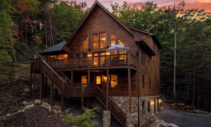 McGaheysville Cabin | Spectacular Log Cabin Mtn Views Hot Tub Pool Table Theater Room Spa/Sauna