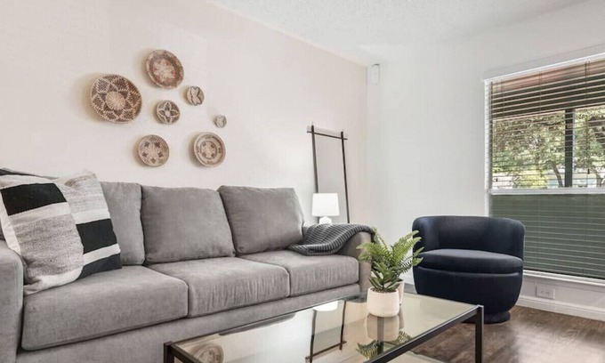 Hyde Park Apartment | Speedway #107 xxxxxx