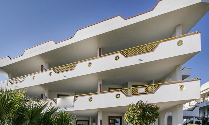 Villa Rosa Apartment | Spend a great vacation by the sea in this beachfront apartment.