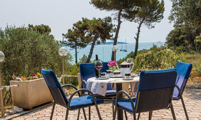 Artatore House | Spend a great vacation in this beautiful vacation home in 1st row to the pebble beach in the bay of