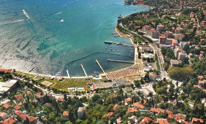 Portoroz Apartment | Spend a wonderful holiday in this inviting holiday apartment with beautiful sea views.