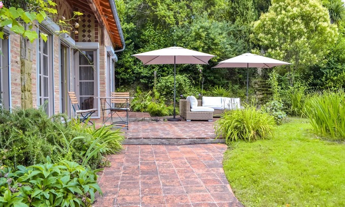Courties House | Spend your family vacation in this charming and spacious vacation home with swimming pool.