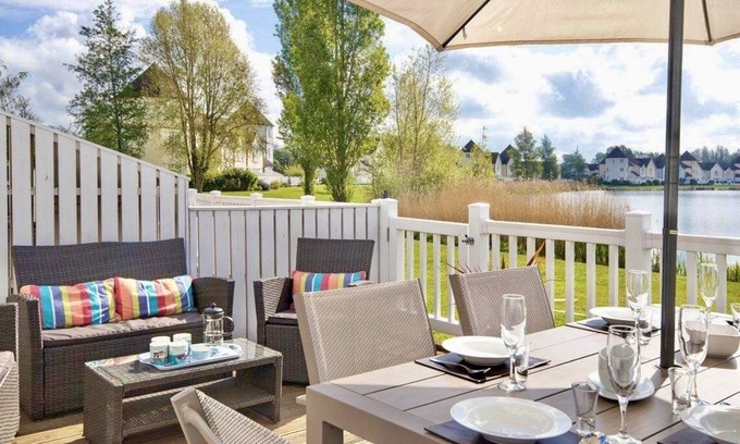 South Cerney Ski Chalet | Spinnaker Lodge · Cotswolds Lakeside Home