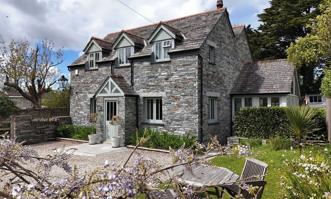 Wadebridge Cottage | SPLATT BARN, family friendly, character holiday cottage in Rock