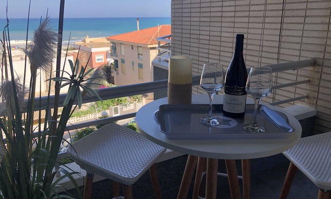 El Moncayo Apartment | Splendid apartment facing the sea with all mod cons