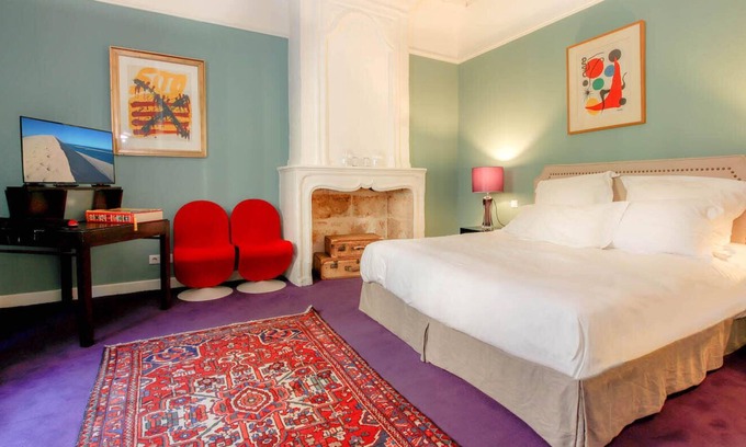 Saint-Michel Bed & Breakfast | Splendid purple suite and its African statue by Luc Lauras for 2p
